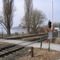 Diese Eisenbahnschranke muss auf dem Weg zum Tauchplatz überwunden werden, März 2006