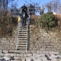 Langsam und vorsichtig geht's hinunter zum Wasser, März 2006