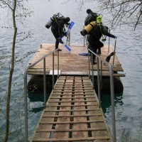 Alex, Manne und Micha beim Flossen anziehen, April 2006