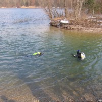 Zwei Taucher beenden ihren Tauchgang, März 2006