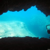 Eine kleine Höhle auf der rechten Seite der Bucht, April 2003