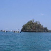 Die kleine Insel in der Bucht, von der die Tauchgänge üblicherweise starten, Oktober 2007